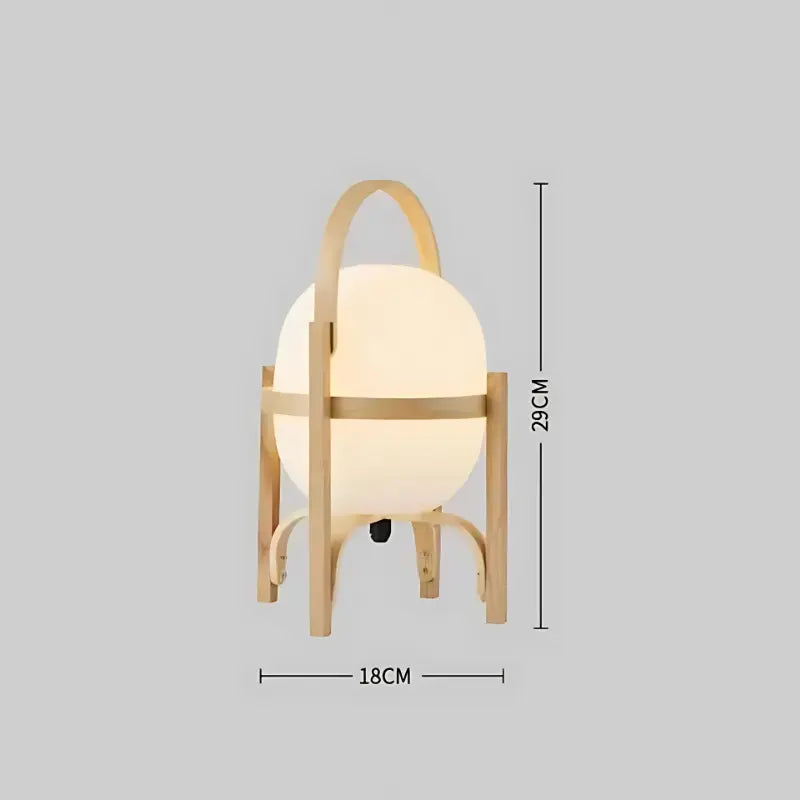 Lampe à pied en bois clair de taille petite avec abat-jour blanc.