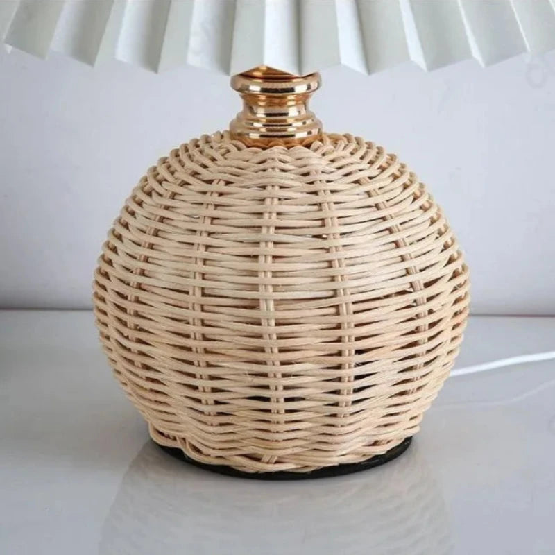 Gros plan sur la base de la lampe en rotin vintage
