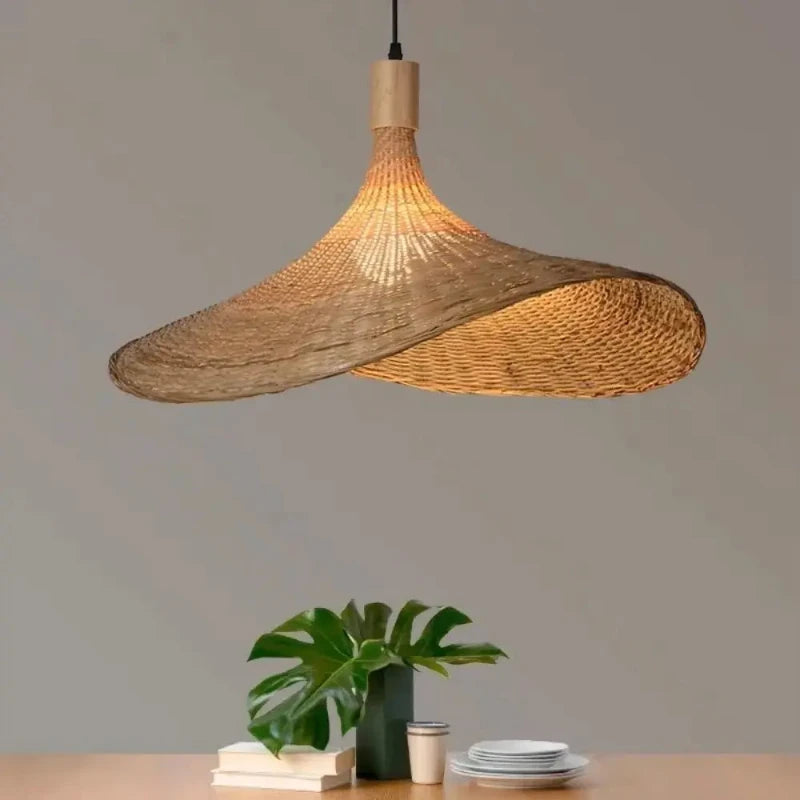 Lampe suspendue en bambou au-dessus d'une table dans la salle à manger