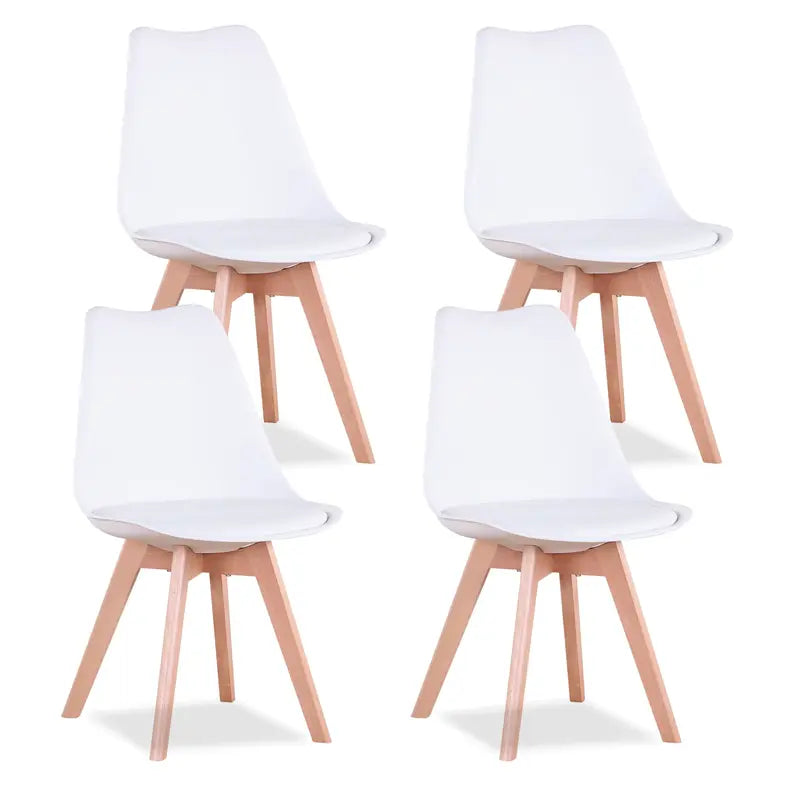 Lot de 4 chaises scandinaves blanches sur fond blanc