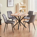 Lot de 4 chaises en velours grises dans une salle à manger moderne