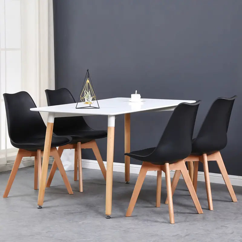 Lot de 6 chaises scandinaves noires dans une salle à manger élégante