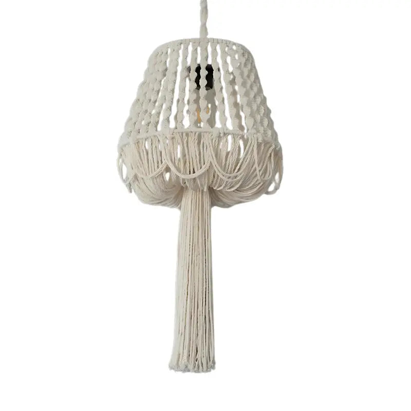 Lustre en macramé suspendu fond blanc
