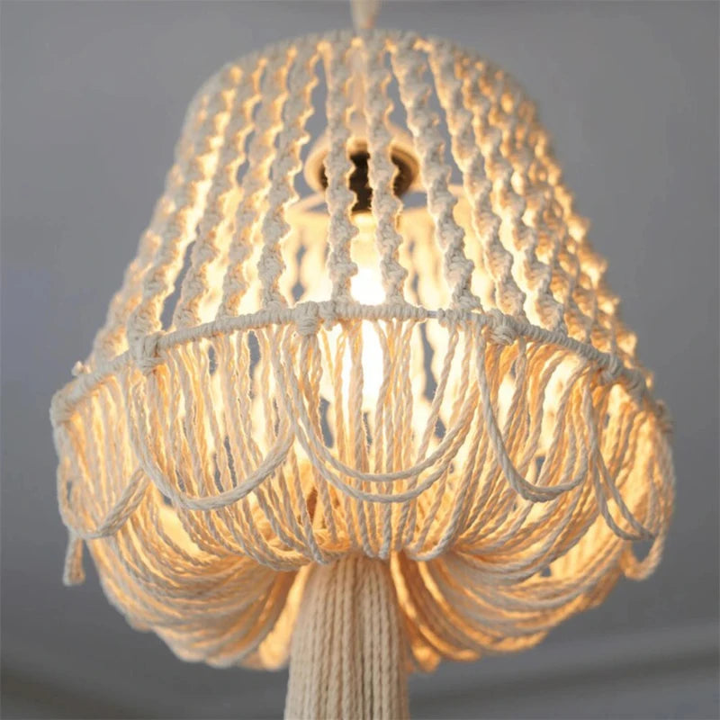 Gros plan sur les motifs tissés du lustre en macramé suspendu.