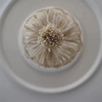 Vue aérienne du lustre en macramé suspendu, révélant les détails du tissage.
