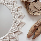 Gros plan sur le tressage du miroir macramé blanc