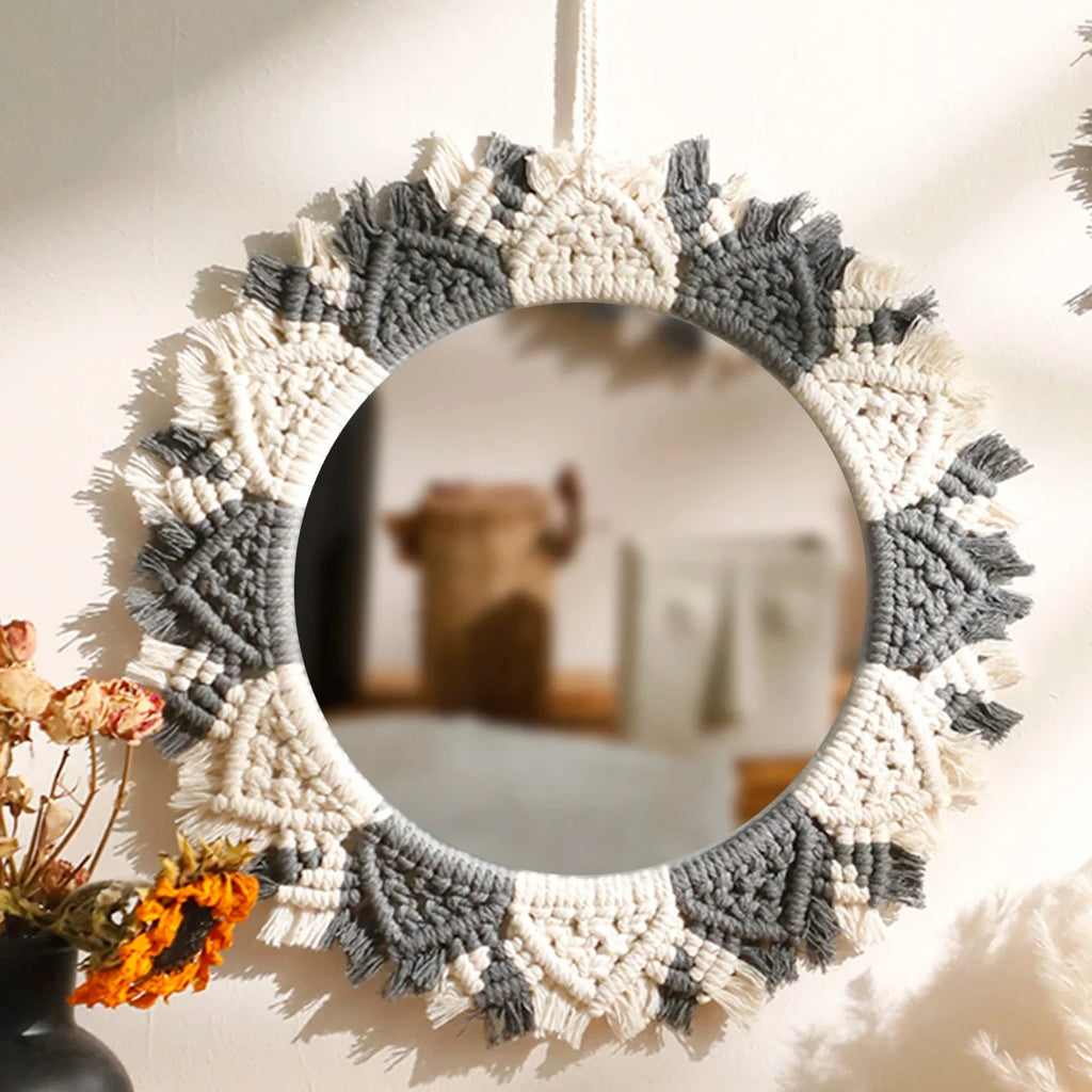 Miroir macramé deux couleurs dans un salon