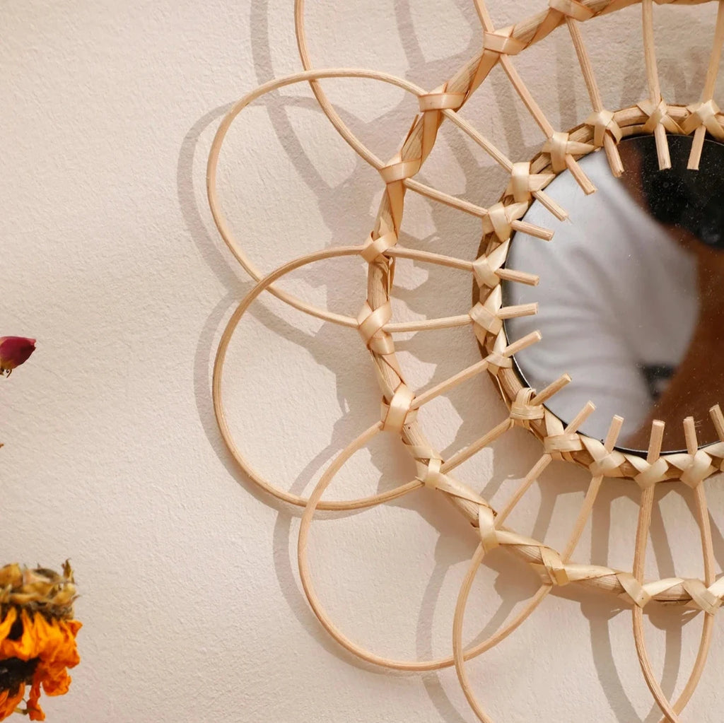 Gros plan du miroir rotin bambou