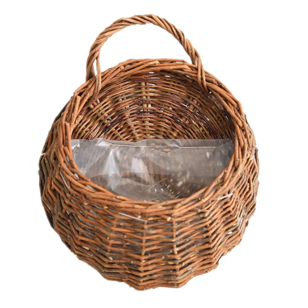 Panier mural en osier pour plantes sur fond blanc