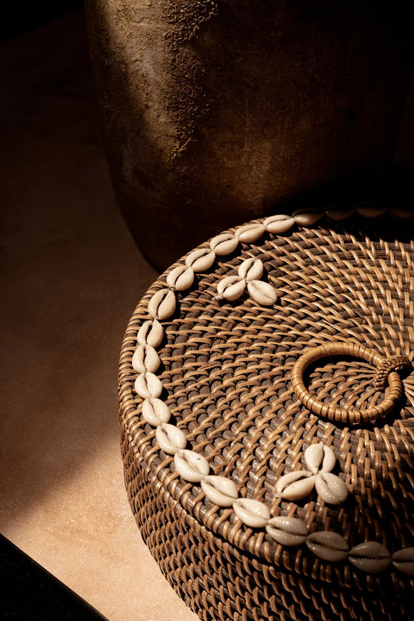 Panier rond en rotin brun avec couvercle et bordure de cauris