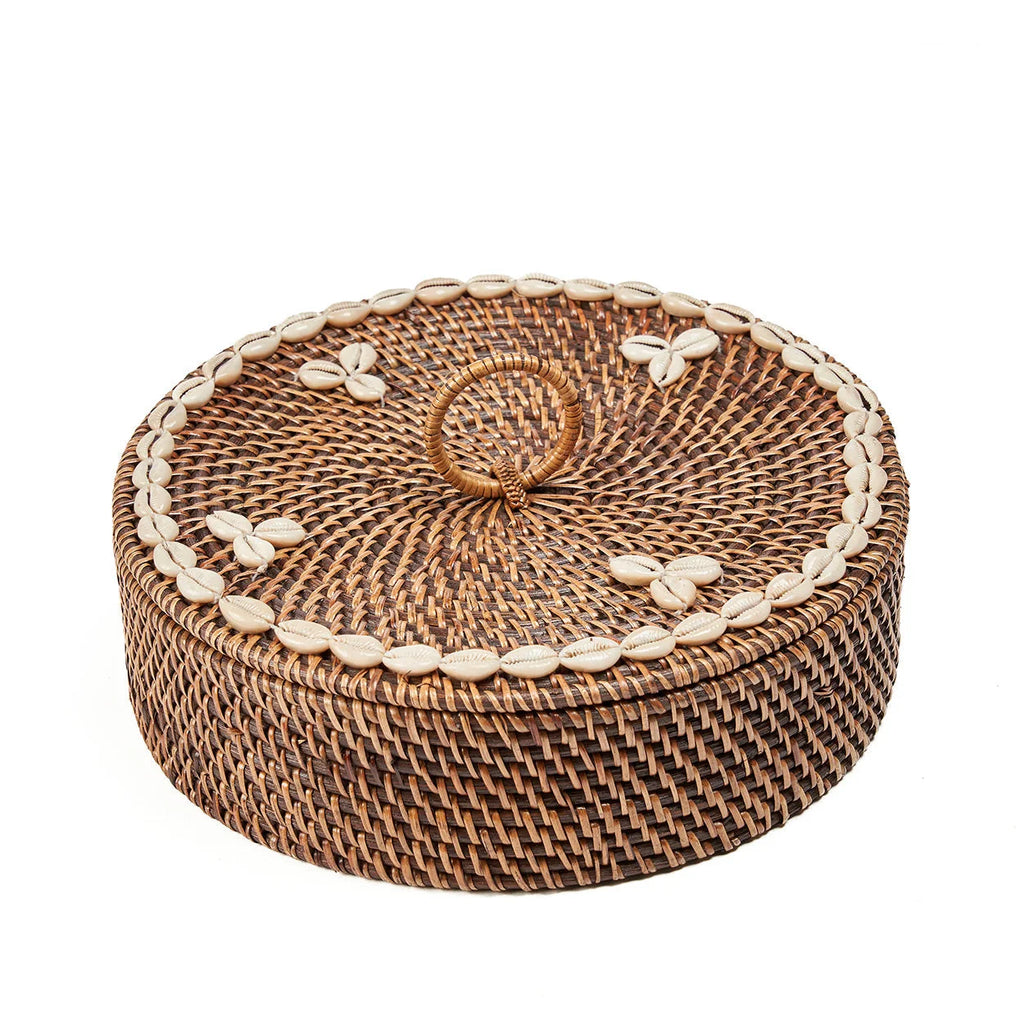 Panier rond en rotin brun avec couvercle à coquillages cauris