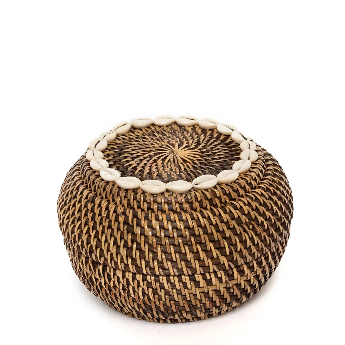 Panier en rotin foncé avec coquillages cauris 23 cm