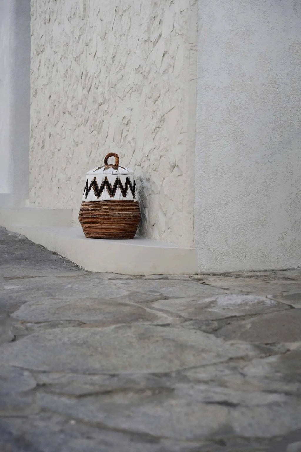 Panier en rotin motif zigzag blanc et marron avec anse décorative