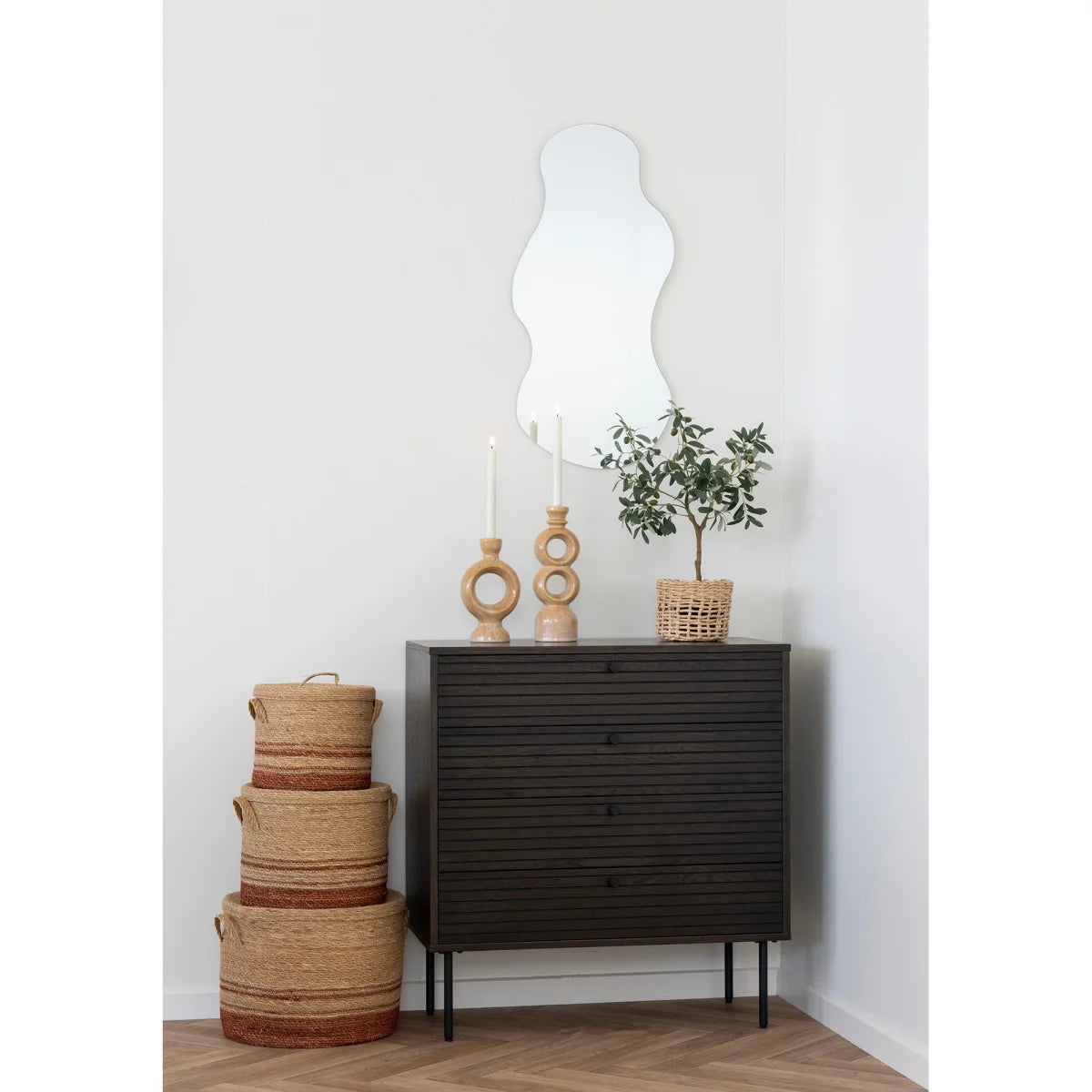 Commode en bois sombre à lattes avec pieds en métal noir