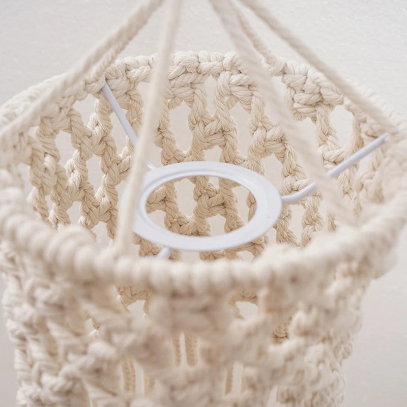 Détail des franges et des nœuds du petit abat-jour en macramé modèle B.

