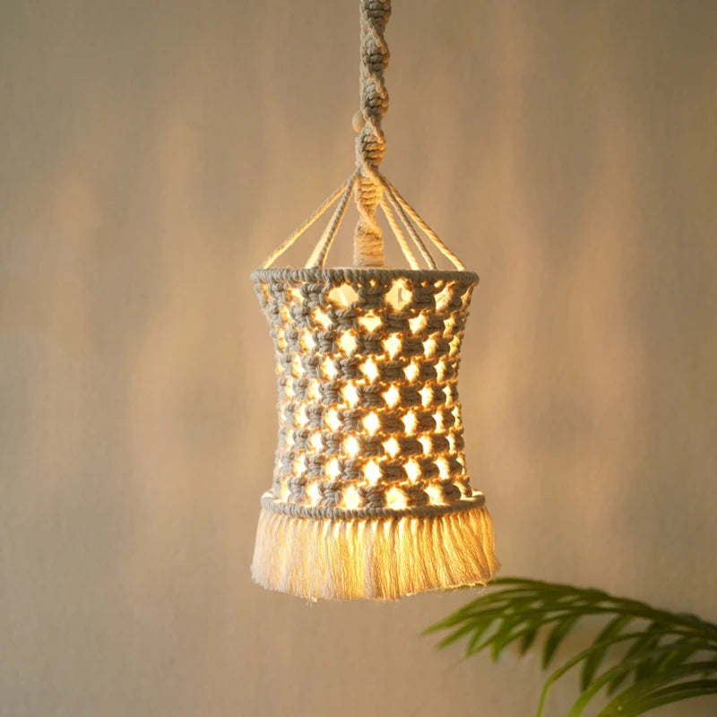 Petit abat-jour en macramé modèle A, tressé à la main, parfait pour une ambiance bohème dans une pièce chaleureuse.