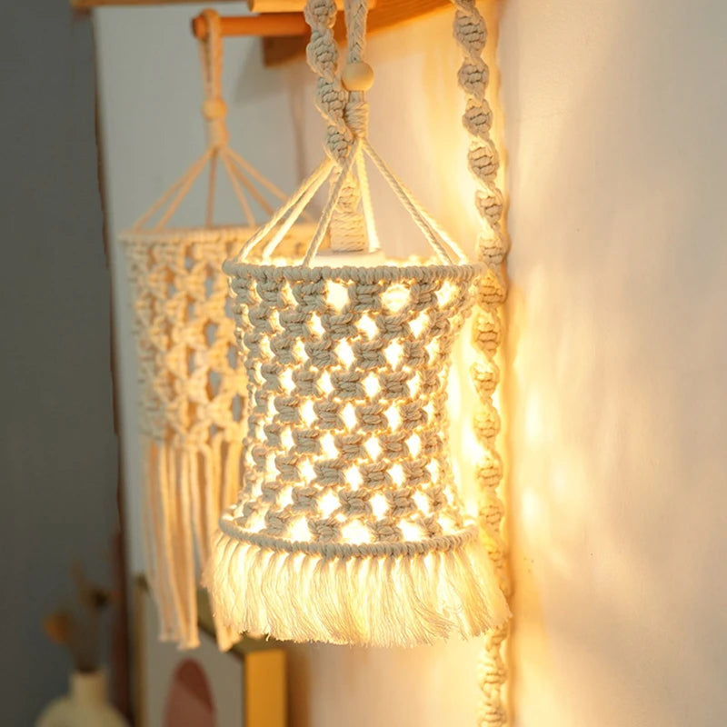Petit abat-jour en macramé modèle A suspendu, offrant une lumière douce et un style artisanal.