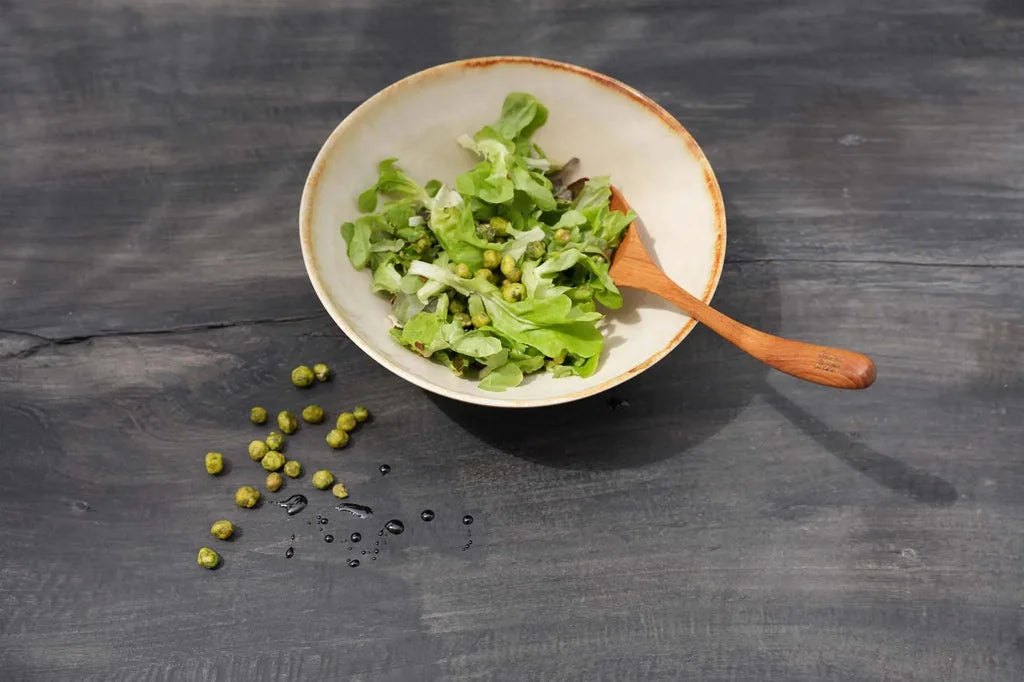 Salade dans un bol Le Petit Bol Cascais avec une cuillère en bois