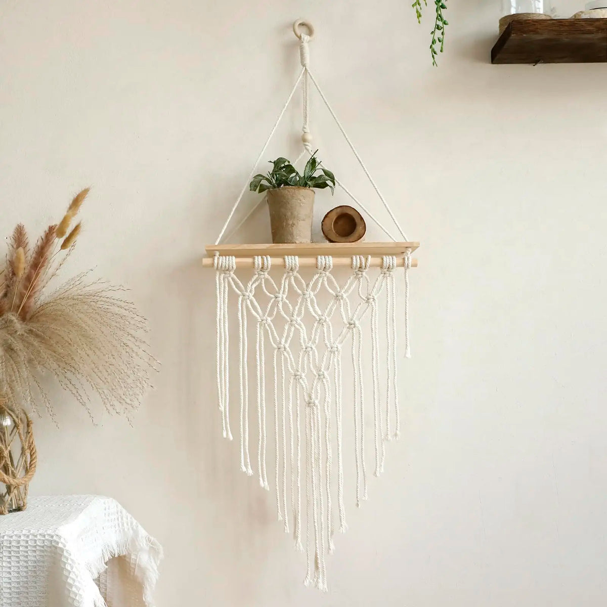 Petite étagère murale bois et macramé variante 4 en situation