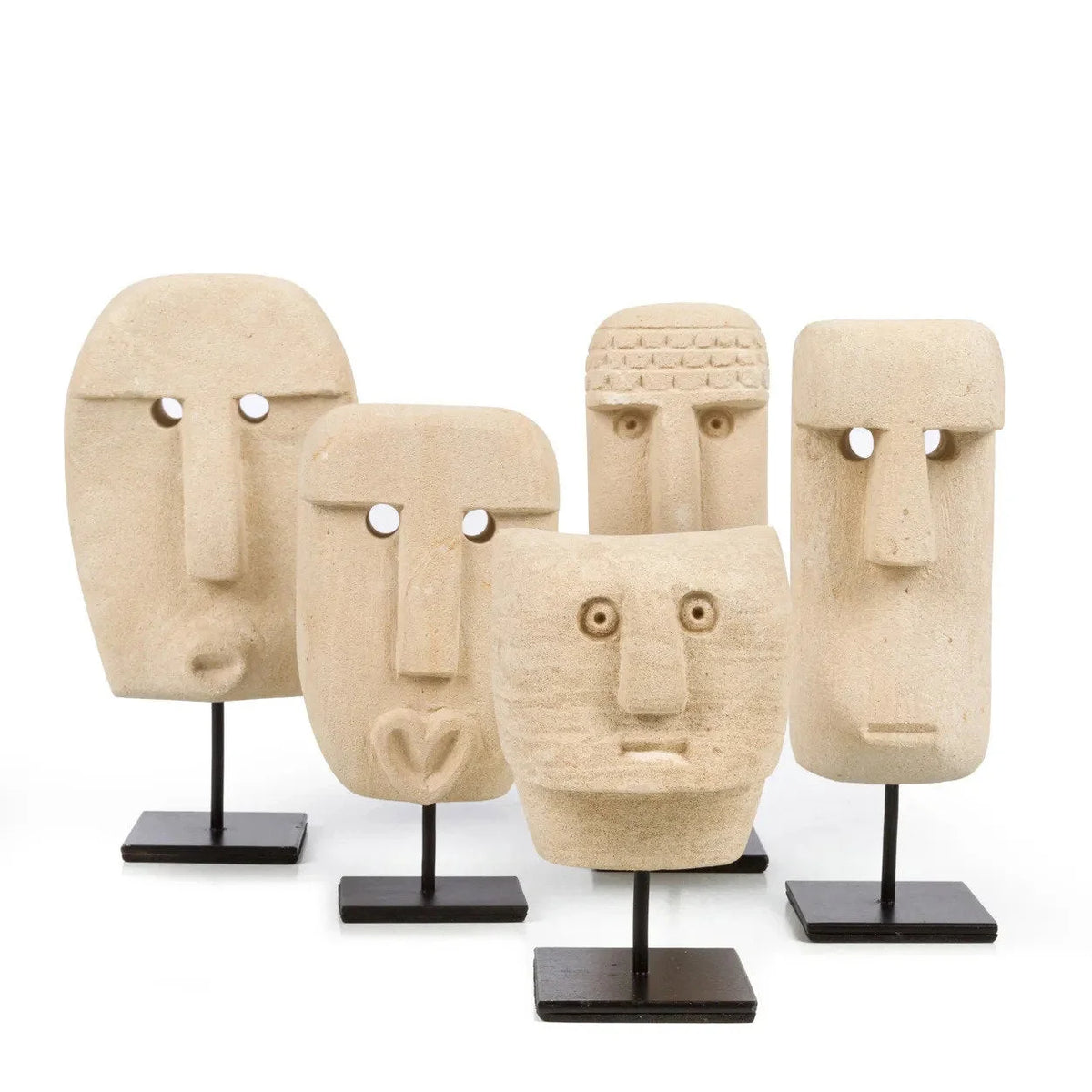 Sculptures abstraites en grès beige sur supports noirs, Pierre de Sumba à main