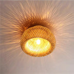 Plafonnier en rotin diffusant une lumière douce et naturelle pour un intérieur zen