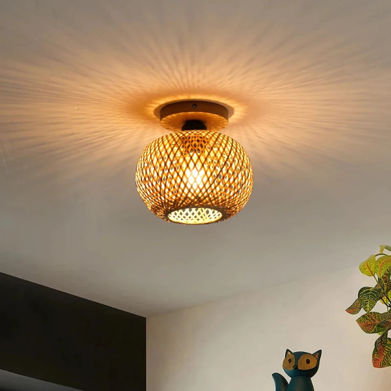 Ombre tressée au plafond créée par le plafonnier en bambou et rotin