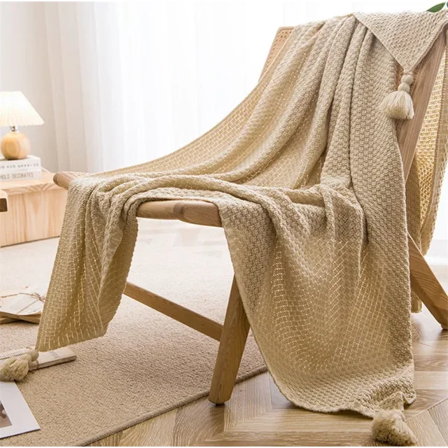 Couverture tricotée Beige Plaid Bohème drapée sur une chaise en bois