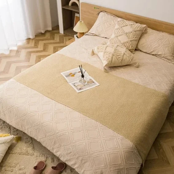 Lit avec linge beige et coussins décoratifs Plaid Bohème Beige