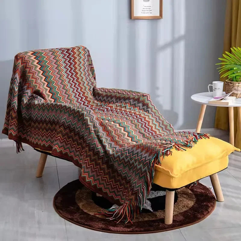 Couverture zigzag colorée Plaid Chevron sur une chaise pour des moments cocooning