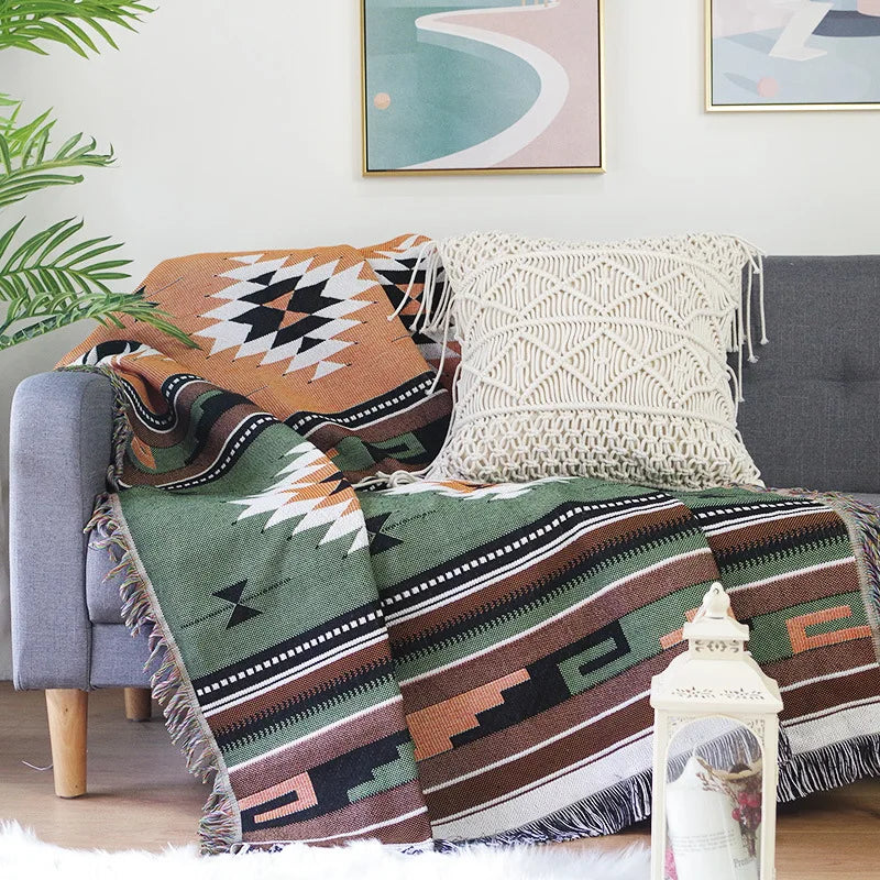 Plaid ethnique vert et terracotta utilisé dans un salon pour créer une ambiance chaleureuse
