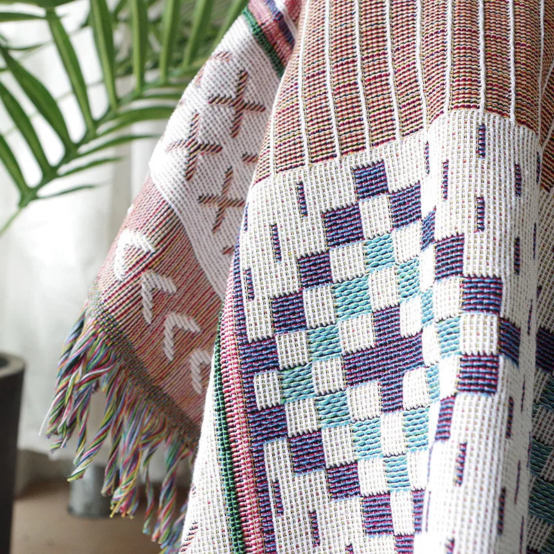 Plaid nordique coloré avec franges multicolores, parfait pour la déco de salon ou chambre