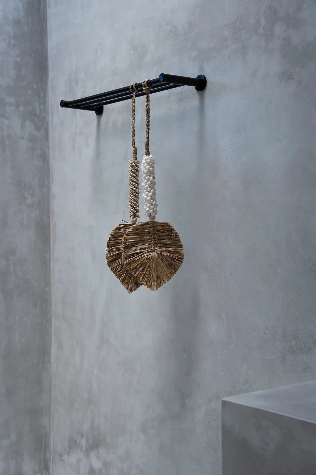 Pompon décoratif en raphia et coquillages – Blanc naturel