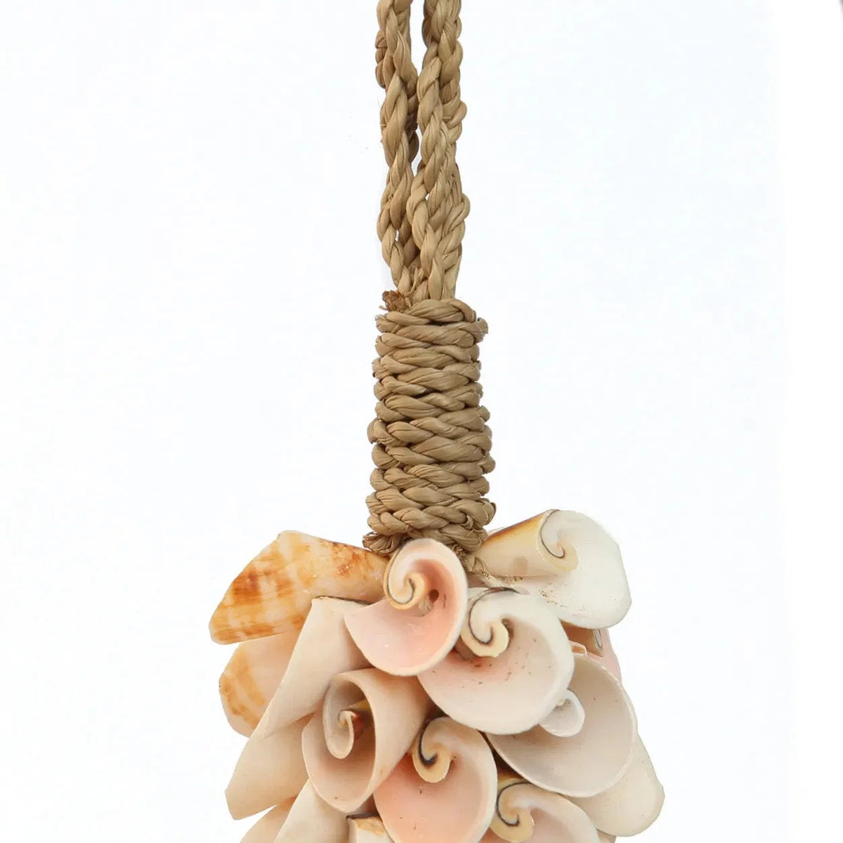 Pompon mural rose écru avec coquillages sur poignée en bois sombre