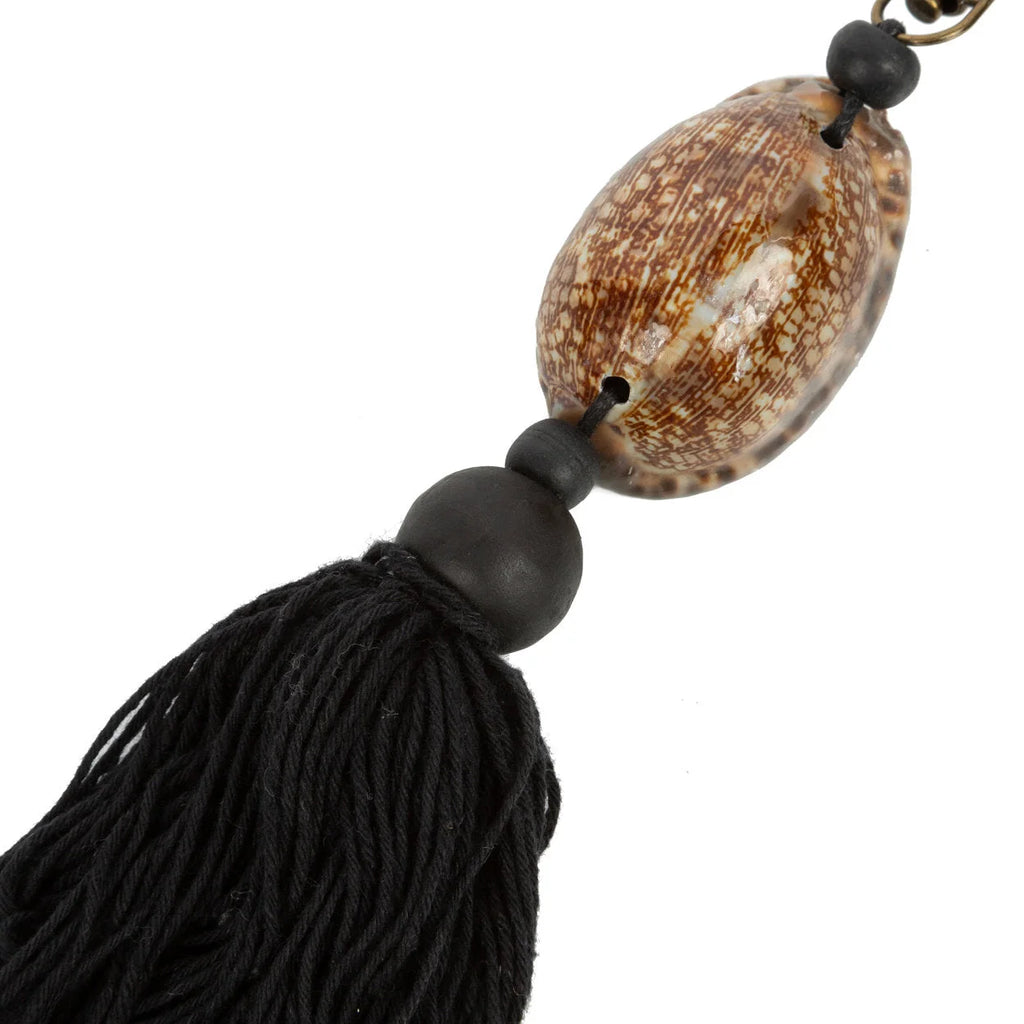 Porte-clés en bois coquillage marron noir pompon frangé