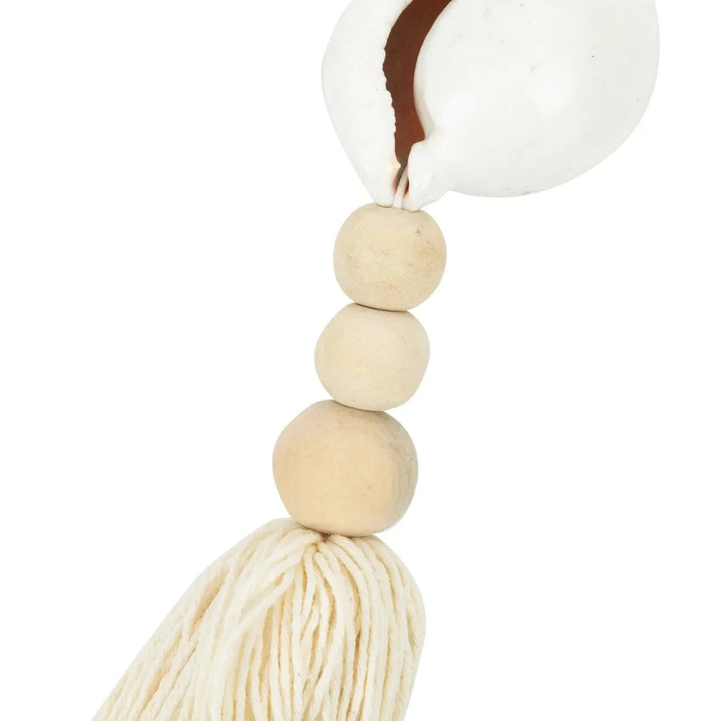 Collier de pompons crème avec perles bois et pendentif blanc rond