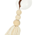 Collier de pompons crème avec perles bois et pendentif blanc rond