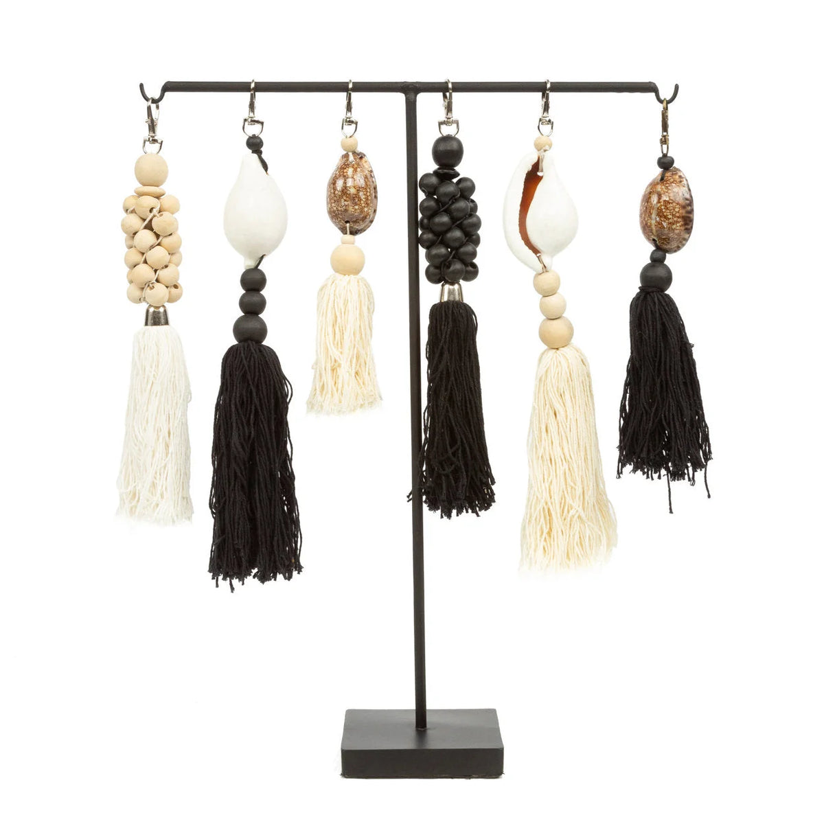 Support d’oreilles à pompons métal noir avec perles blanches et brunes