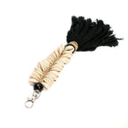 Porte-clés coquillage beige, macramé noir, pompon coton et fermoir argent