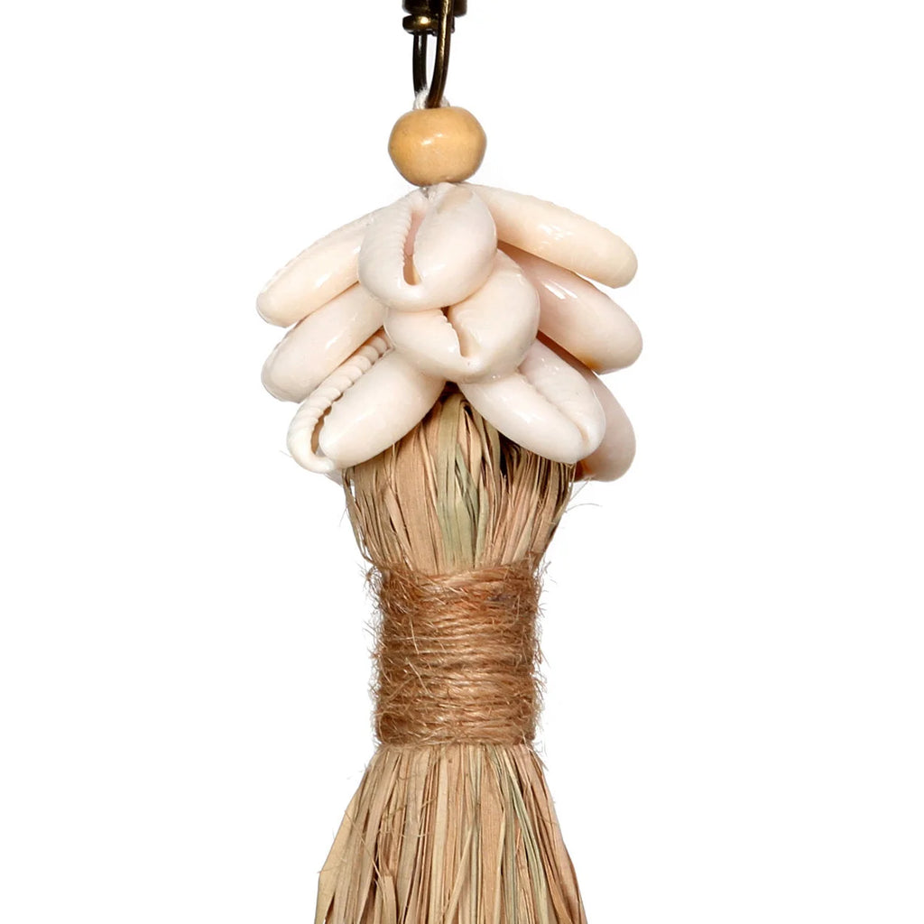 Porte-clés pompon en raphia naturel et coquillages blancs beiges et crème