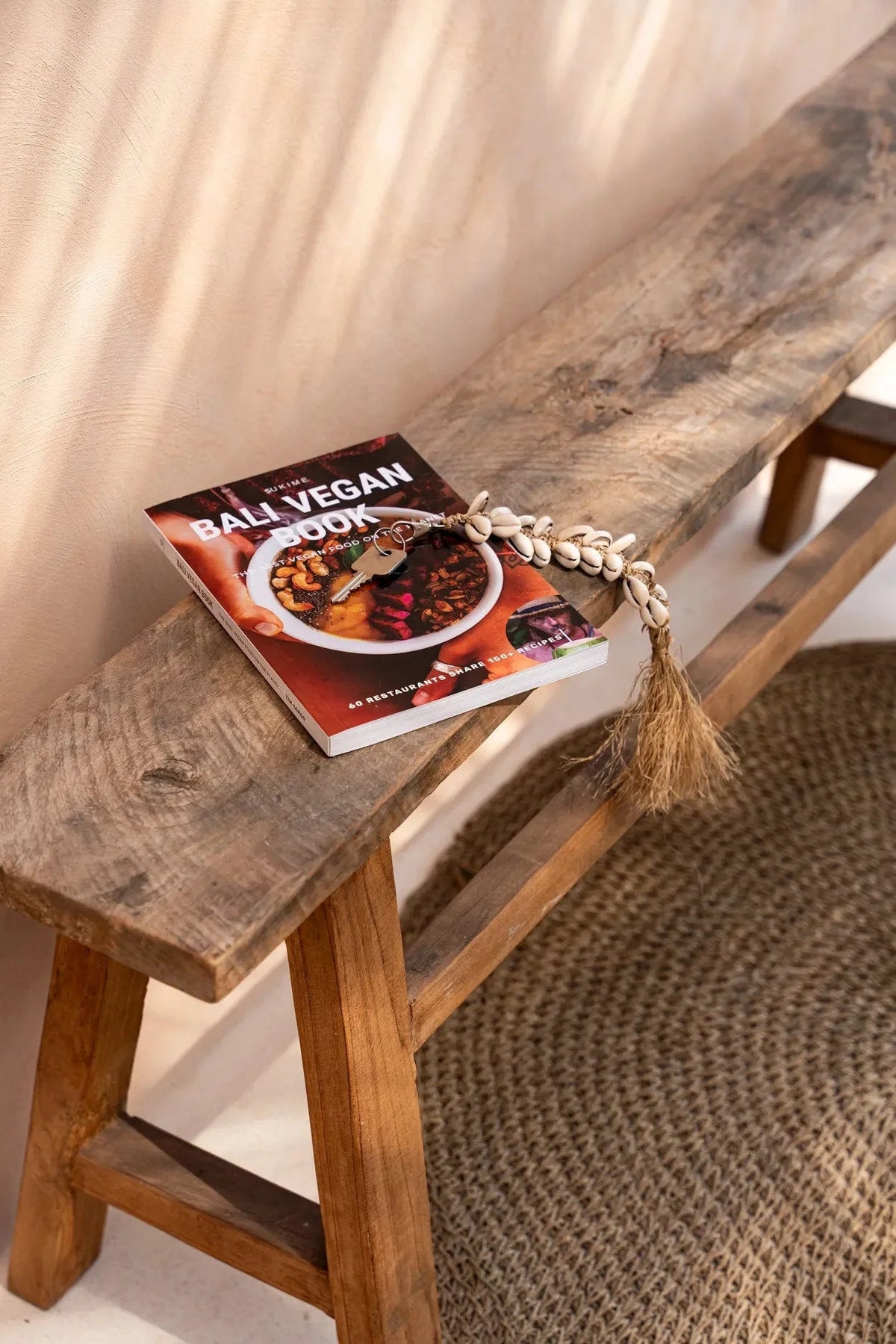 Banc en bois rustique patiné, pieds robustes