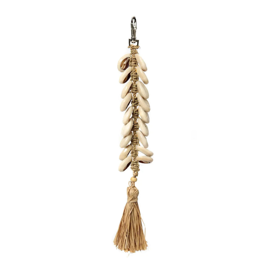 Porte-clés raphia blanc naturel avec coquille cauri beige et pompon tressé