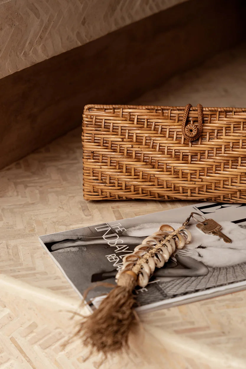 Porte-clés raphia blanc naturel, coquillages, pompon et lanière tressée