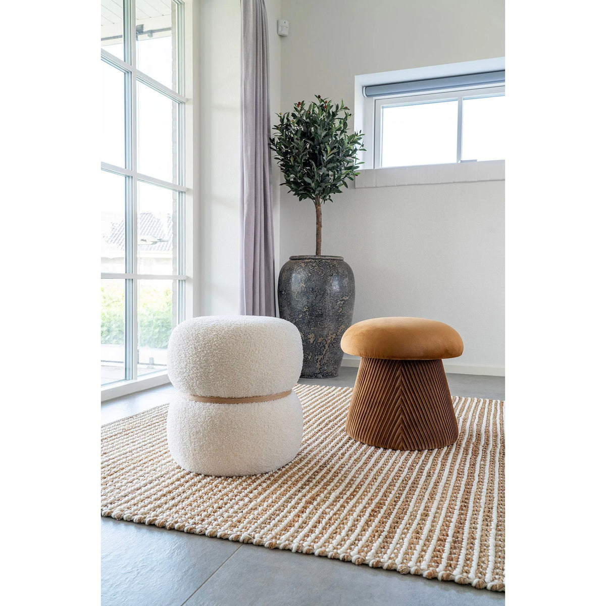 Pouffe bouclée écru forme champignon avec ceinture bois clair Ø38x41 cm