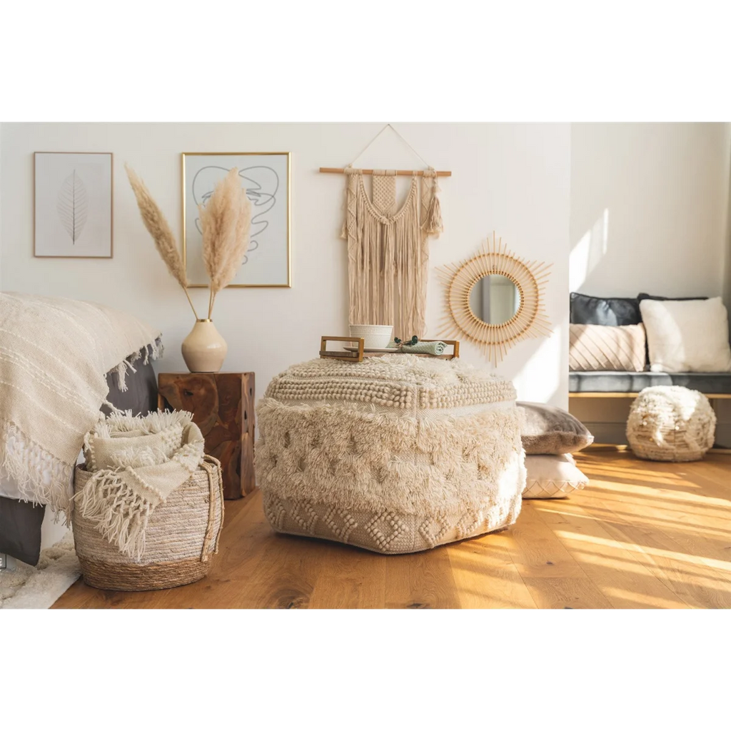 Pouf carré en laine écrue avec franges et pompons, texture et design cozy