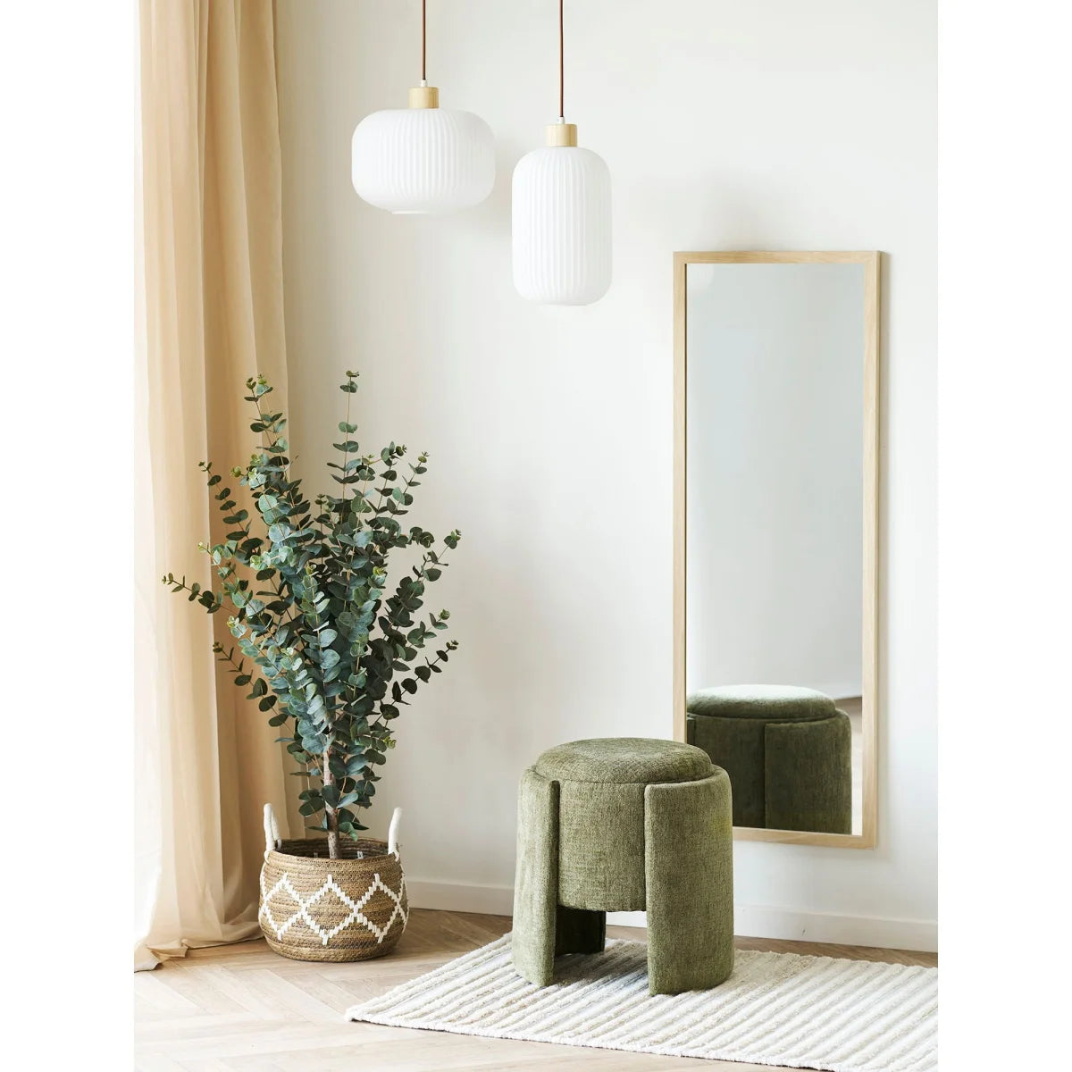 Tabouret pouf rond en tissu vert olive texturé, base ajourée en bois, Ø42 cm