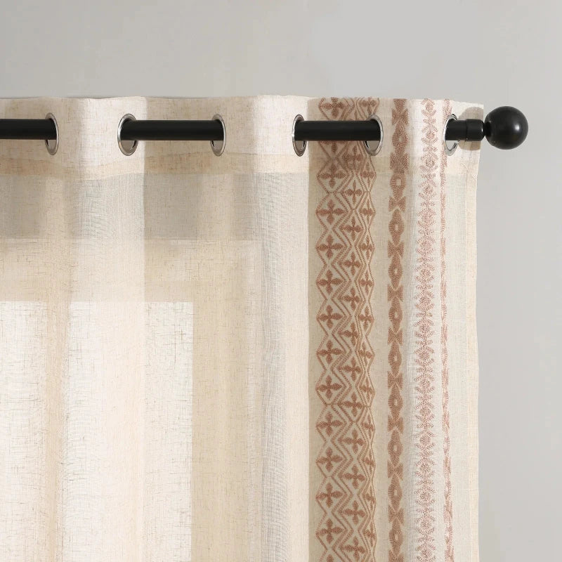Zoom sur les détails du rideau bohème beige.