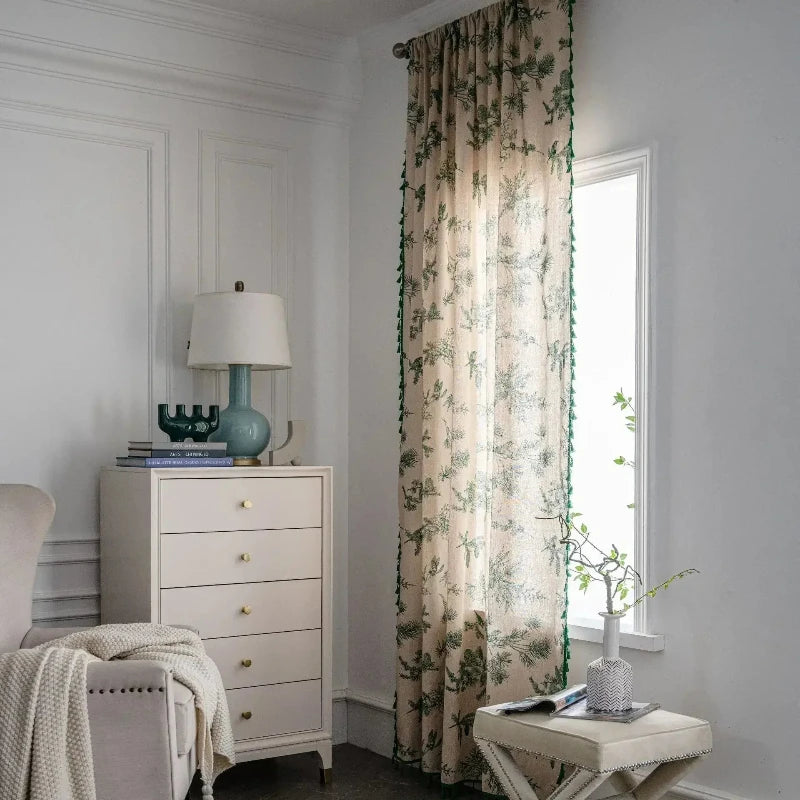 Rideau champêtre installé dans un salon.