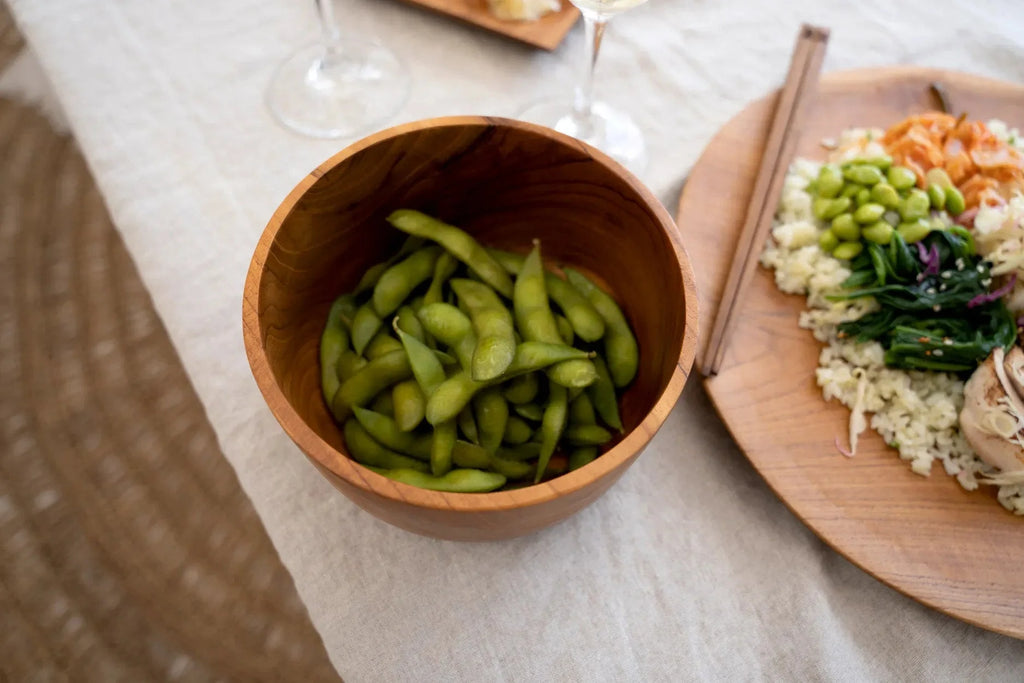Saladier en teck naturel 15 cm avec des edamames verts frais et brillants