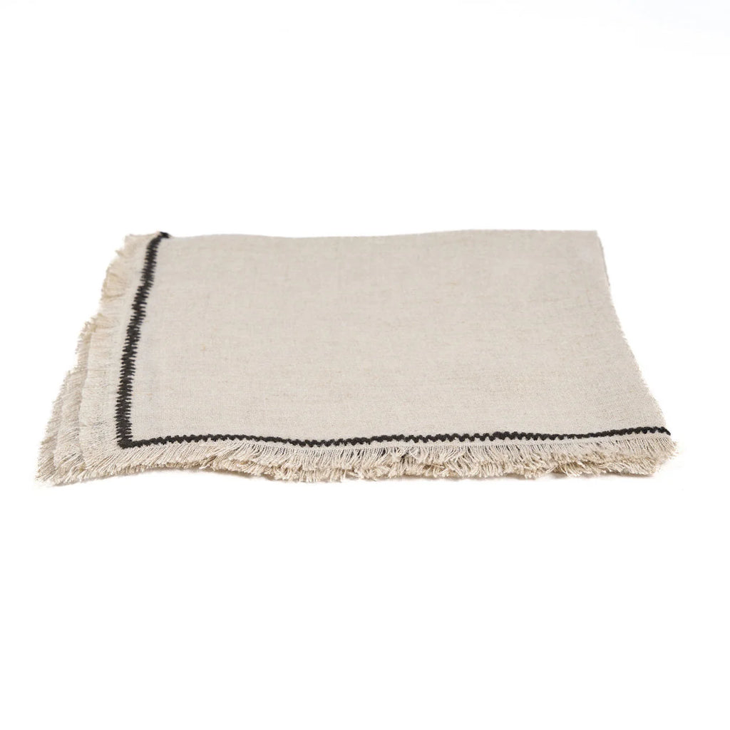 Serviette de table en lin naturel beige avec bordure noire contrastante et franges