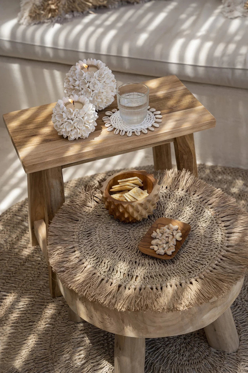 Set de 2 tables rondes en raphia naturel avec franges et sphères déco